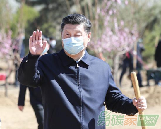 2020年4月3日，黨和國(guó)家領(lǐng)導(dǎo)人習(xí)近平、李克強(qiáng)、栗戰(zhàn)書、汪洋、王滬寧、趙樂(lè)際、韓正、王岐山等來(lái)到北京市大興區(qū)舊宮鎮(zhèn)參加首都義務(wù)植樹活動(dòng)。這是習(xí)近平拿起鐵鍬走向植樹地點(diǎn)，向正在植樹的干部群眾揮手致意。新華社記者龐興雷攝