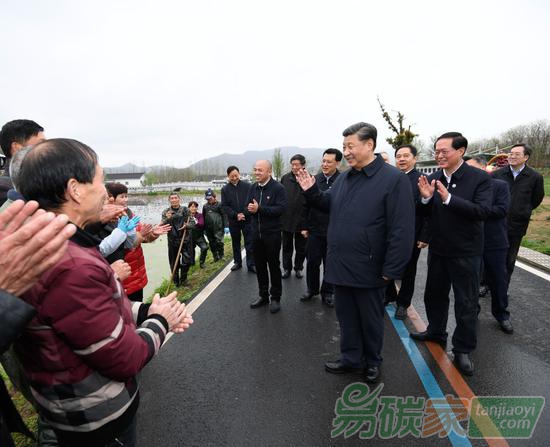 2020年3月30日，中共中央總書記、國(guó)家主席、中央軍委主席習(xí)近平在浙江省安吉縣天荒坪鎮(zhèn)余村考察，同村民們親切交談，了解該村多年來(lái)踐行“綠水青山就是金山銀山”理念、推動(dòng)綠色發(fā)展發(fā)生的巨大變化。新華社記者申宏攝